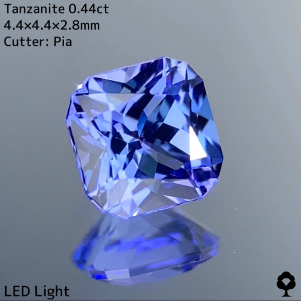 濃いブルーとライトブルーが細やかなカットによって混ざり合う★タンザナイト 0.44ct ピアッ作品