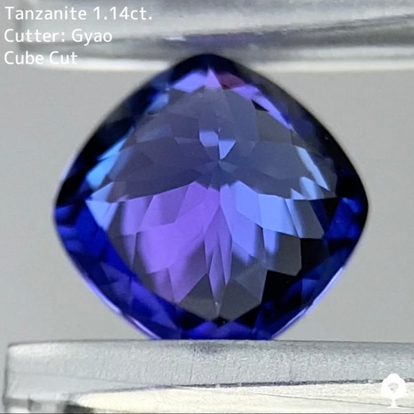 【6万円スタート❗️2023カウントダウン逆オークション】一見スタンダードクッションだがテーブル周りに浮かぶ立方体は唯一無二のカット★タンザナイト 1.14ct ゲオちゃん作品【Cube Cut】