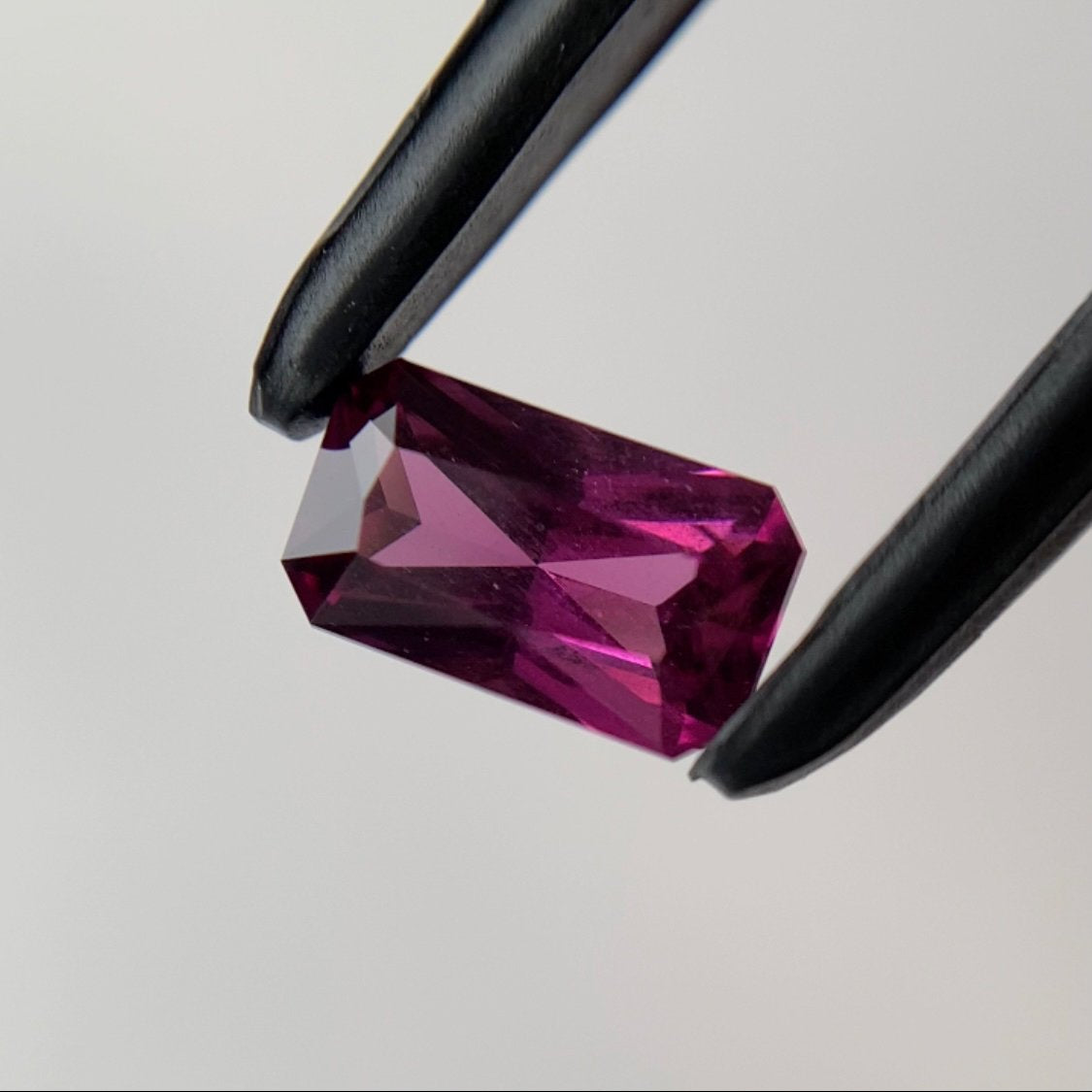 👽ただのオクタゴンではない★ロードライトガーネット0.73ct ピアッちゃん作品