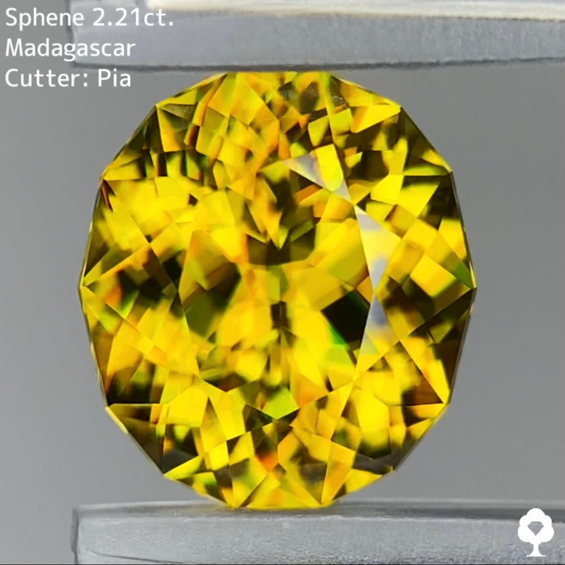 抜群の石質から放たれる煌めきには言葉が出ない★スフェーン 2.21ct ピアッちゃん作品