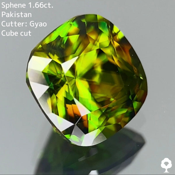 美しいグリーンの地色にゴールドが混ざり合う縁取りキューブクッション★スフェーン 1.66ct【Cube cut】