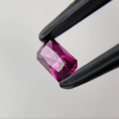 👽ただのオクタゴンではない★ロードライトガーネット0.73ct ピアッちゃん作品