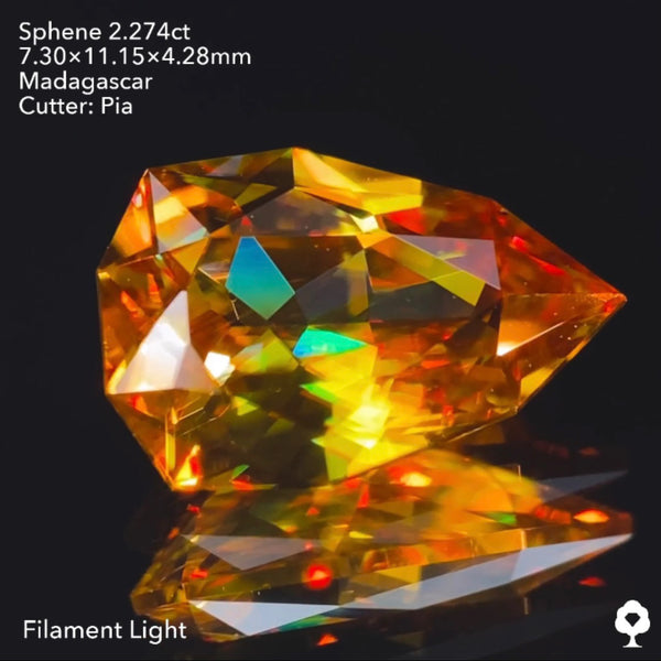 槍型から放たれるカラフルなファイアーが抜群のマダガスカル産★スフェーン2.274ct ピアッちゃん作品